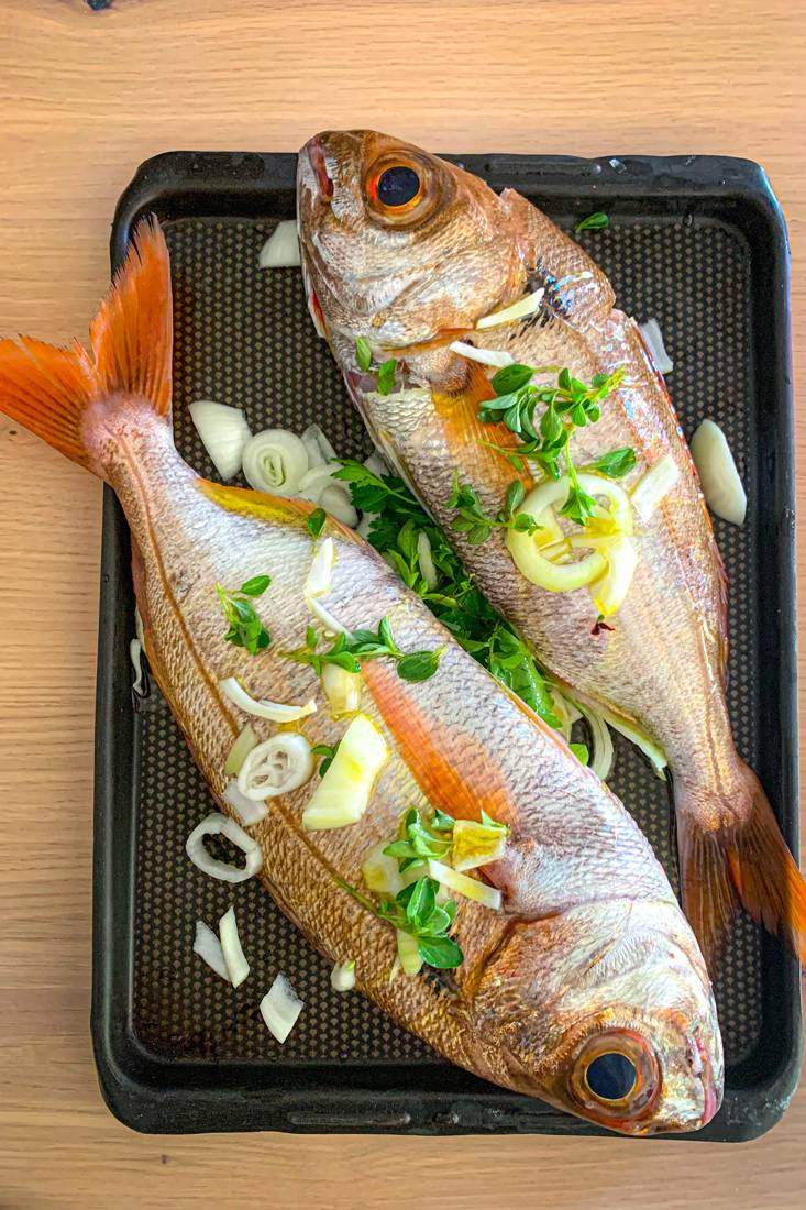 Poissons sur la plaque, prêts pour le four